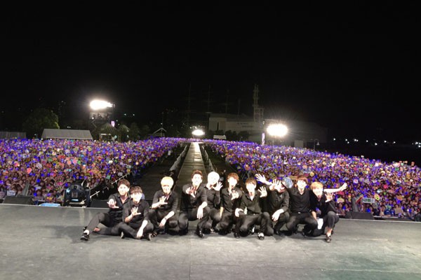 SUPER JUNIOR、日本で初のファンミーティング 野外会場にファンびっしり!