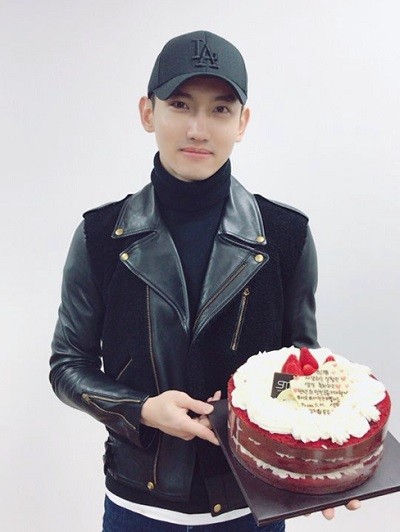 東方神起チャンミン、バースデー看板の前で撮ったセルフィー公開 東方神起チャンミン、バースデー看板の前で撮ったセルフィー公開