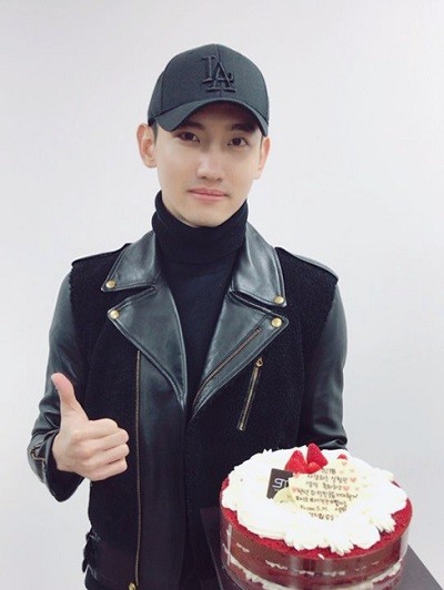 東方神起チャンミン、バースデー看板の前で撮ったセルフィー公開 東方神起チャンミン、バースデー看板の前で撮ったセルフィー公開