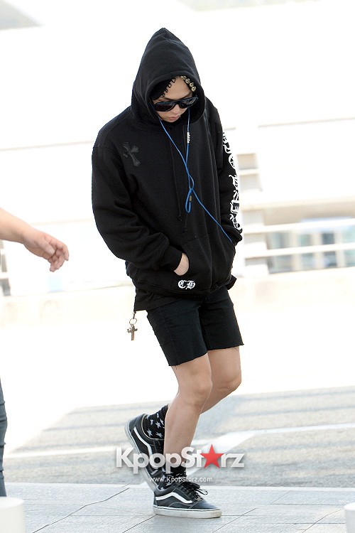 BIGBANG G-DRAGONのブラックトパーカー＆ハーフパンツ空港ファッション 