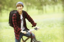 EXOを離れたルハン、映画『重返20岁』自転車に乗るスチールカットが公開！