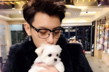 EXO タオ、白い犬を抱きしめキスをするツーショット写真を公開！