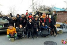 GOT7メンバー、初雪の降る日に練炭配達ボランティアに参加！
