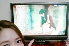 少女時代ユナ、日本での『ラブレイン』初回放送視聴認証ショット