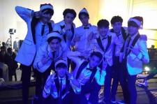 EXOセフン、「2014 SBS歌謡大祭典」3冠獲得を記念しメンバーと喜びの認証ショット公開！