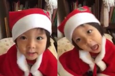 秋山成勲の娘サランちゃん、キュートなサンタに変身！クリスマスソングを熱唱