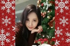 少女時代ソヒョン、クリスマスツリーの横で輝く美貌を公開！「メ～～リ～クリスマス」