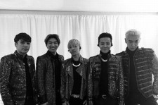 BIGBANG G-DRAGON、完全体記念ショット公開“キュートな笑顔”