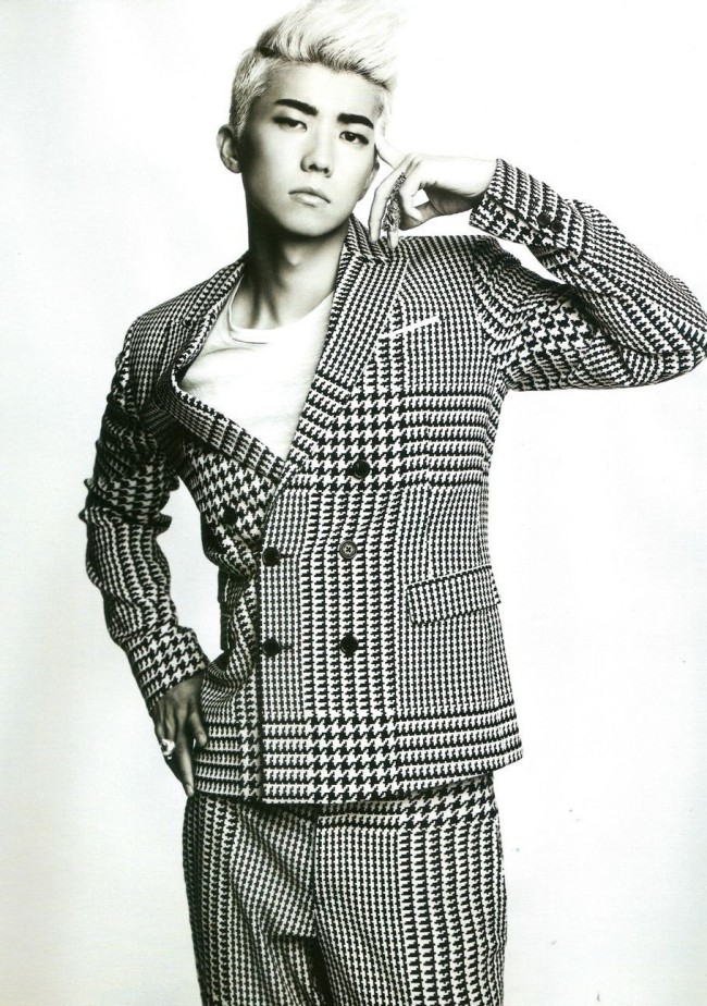 2PM ウヨン、カリスマ的な白黒ファッション【写真7枚】 写真 KpopStarz 日本語版
