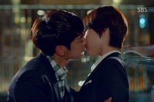 SHINee ミンホ、f(x)ソルリに突然のキス