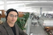 2PMテギョン、丸メガネをかけたナチュラルな姿の空港写真を公開！