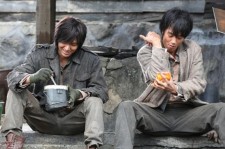イ・ミンホ&キム・レウォン、映画『江南1970』貧しい屑拾い時代のスチールカットが公開！