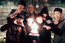 B.A.P、メンバー揃ってヨンジェの誕生日＆デビュー3周年をお祝い！