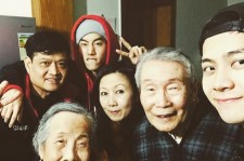 GOT7 ジャクソン、微笑ましい家族写真を公開！「愛する僕のおばあちゃん、おじいちゃん」