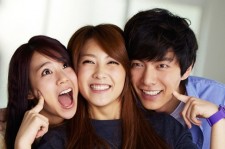 KARA スンヨンとジヨン、俳優イ・ミンギとまるで仲良し3兄妹写真