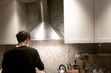 JYJキム・ジェジュン、料理中の姿を公開“女心を揺さぶる男の背中”