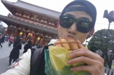 2PMテギョン、“再び浅草に”メロンパンを頬張りながらキュートな観光ショット公開！