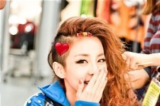 2NE1 ダラ、久しぶりの女の子らしい笑顔にファン大興奮！