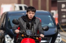 JYJ ユチョン、ピザ配達バイクで犯人追跡中？ドラマ『匂いを見る少女』撮影現場ビハインドカットが公開！