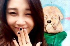 Apinkチョン・ウンジ、壁画の犬とそっくりな癒しの笑顔を公開！