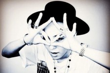 BIGBANG G-DRAGON、“ポーズもアート”ファッションが光るセルフショット公開！