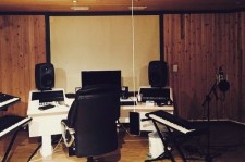 BEASTヨン・ジュンヒョン、新しい音楽作業室を初公開！