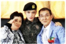 JYJキム・ジェジュン、基礎軍事訓練修了式後の両親との写真を公開