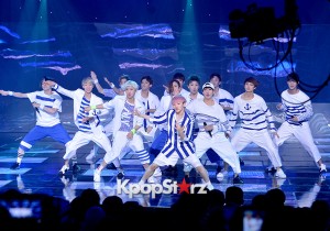 SEVENTEEN、マリンルックで登場!SBS『THE SHOW』