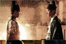 『夜を歩く士』、イ・ジュンギとイ・ヒョヌの豪雨の中の対面！スチールカット公開