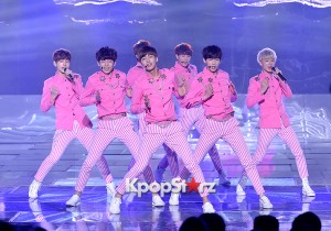 ROMEO、ピンクの衣装で「LOVESICK」披露!SBS『THE SHOW』
