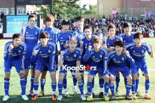 JYJジュンスら韓国芸能人が学園祭でサッカー親善試合
