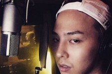 BIGBANG G-DRAGON、“無精髭＋疲れ顔”レコーディング中の姿公開！