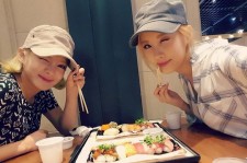 少女時代ソヒョン＆ヒョヨン、カップルルックでお寿司デート中の様子を公開！