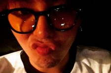 BIGBANG G-DRAGON、魅力的な唇＆黒ぶち眼鏡のセルフショット公開！