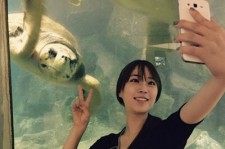 KARAヨンジ、名古屋の水族館でウミガメと記念ショット！