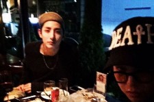 BIGBANG G-DRAGON、“吸血鬼と食事中”親友とのツーショット公開