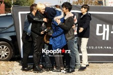 Super Junior Leeteuk has Last Hugs with Members Before Entering Army 