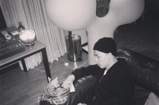 BIGBANG G-DRAGON、猫と一緒に瞑想中？SOLの写真を公開！