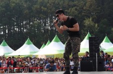 ”入隊中”JYJキム・ジェジュン、地上軍フェスティバルで熱唱している姿を公開
