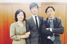 CNBLUE　ジョン・ヨンファ、両親との記念撮影！「2016釜山ONE  ASIAフェスティバル」の広報大使に！