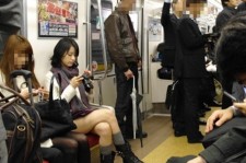 日本の地下鉄で移動中のハン・ヒョジュの写真