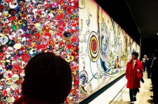 BIGBANG G-DRAGON、「村上隆の五百羅漢図展」を訪問！“赤いコートで輝くオーラ”