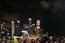 f(x)、シンガポールの美しい夜景をバックに”美女5人”記念写真