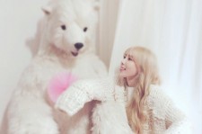 少女時代テヨン、大きな白クマのぬいぐるみと甘い雰囲気！