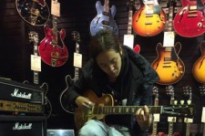 チャン・グンソク、ギター演奏中のクールな姿を公開！