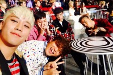BIGBANG V.I、メンバーと「2015 MAMA」の会場で記念ショット！