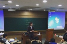 チャン・グンソク、“講義中も輝くオーラ”母校で授業を進行！