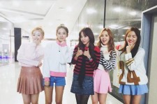 2NE1ダラ、Red Velvet＆Orange Caramelと記念ショット！“爽やか＆キュート”