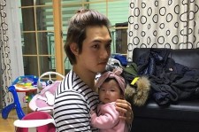  CNBLUE　イ・ジョンヒョン、可愛い姪っ子を抱っこしてすっかりおじさんの顔！？