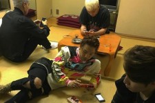 BIGBANG、10年目のリアルな控え室の様子を公開！“畳の上でまったり”